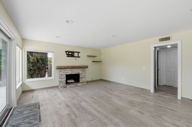 Building Photo - 29142 Bobolink Dr