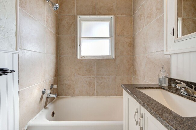 Building Photo - Charming 2-Bed, 1-Bath Upstairs Duplex Near the Paseo District * * * $350 MOVE-IN SPECIAL * * *