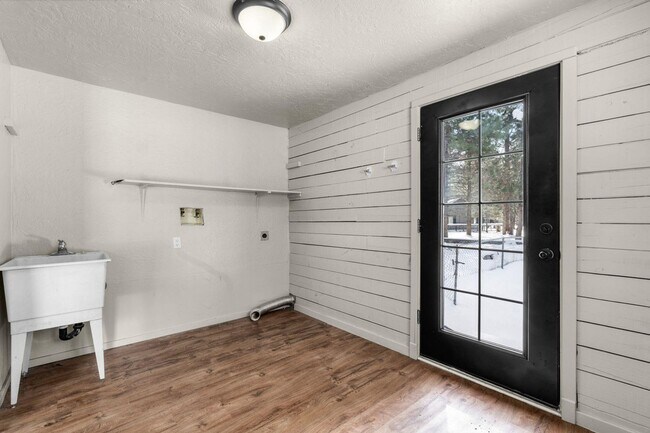 Building Photo - Quiet 3 Bedroom 2 Bathroom House