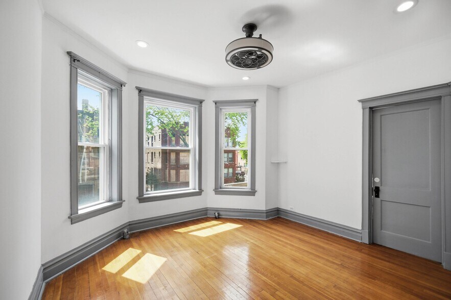 Building Photo - 1448 E 69th Pl