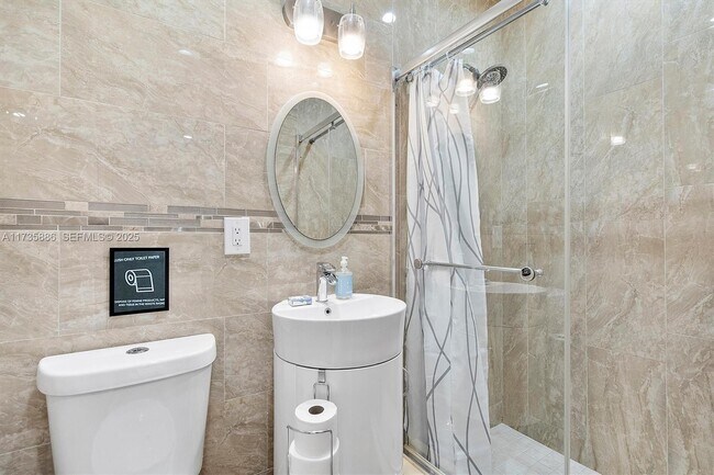 Building Photo - 2541 NE 195th St