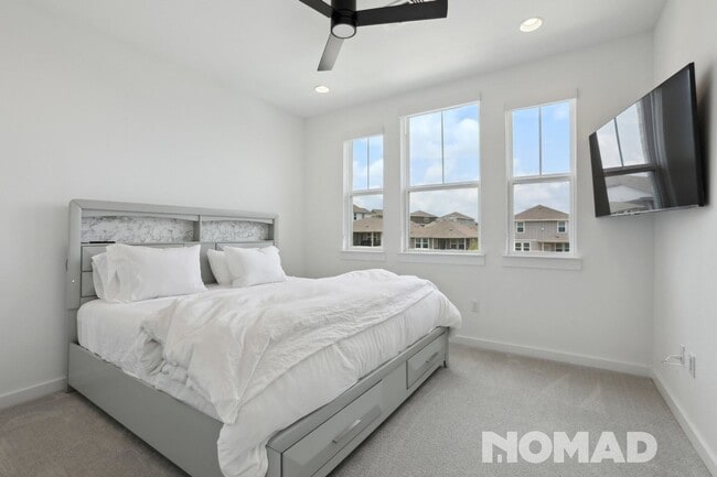 Building Photo - Spacious 5BR House in Buda