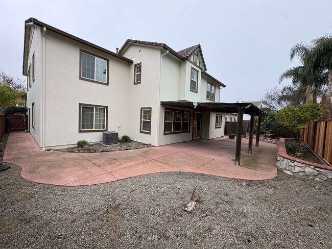 Building Photo - Gorgeous 5 Bedroom, 3.5 Bath Mountain House Home