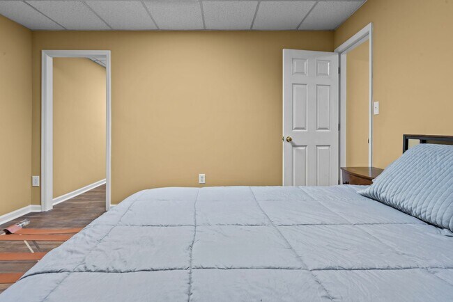 Building Photo - Prime Time Normal Town Living Home!