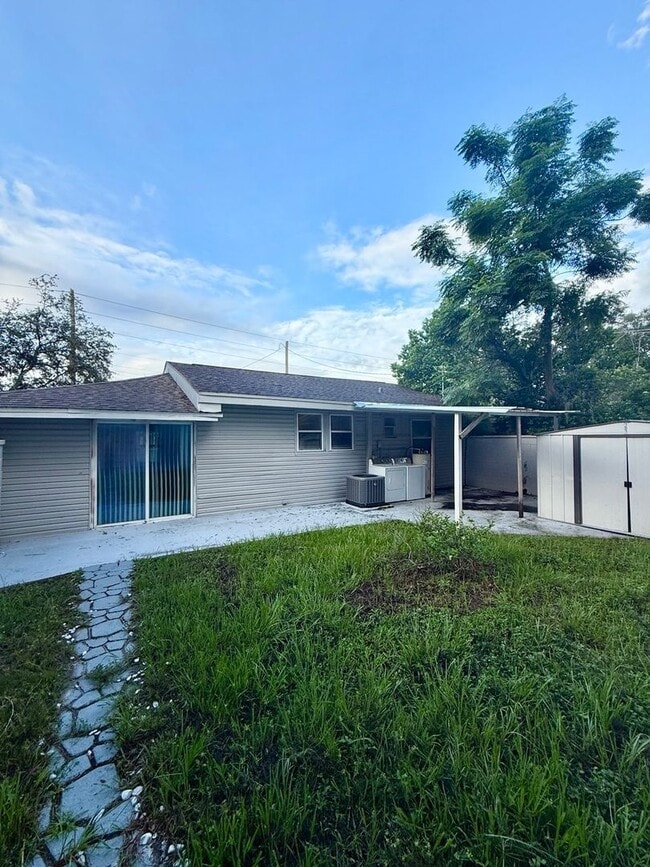 Building Photo - Dual Living Delight in the Heart of Lakeland!