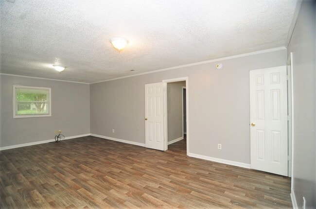 Building Photo - 2425 Tuxedo Dr NW