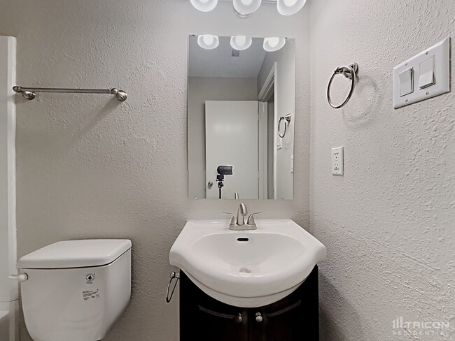 Building Photo - 2255 Westmere Dr