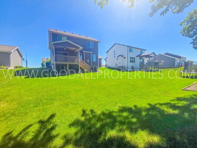 Building Photo - 885 Northview Dr
