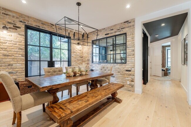 Building Photo - 3852 E Comstock Dr