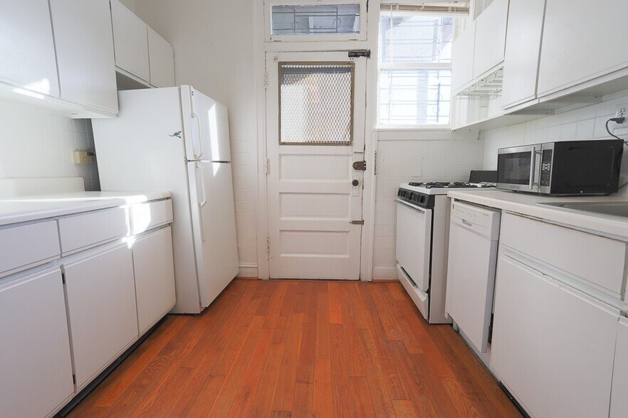 Building Photo - 621 W Cornelia Ave