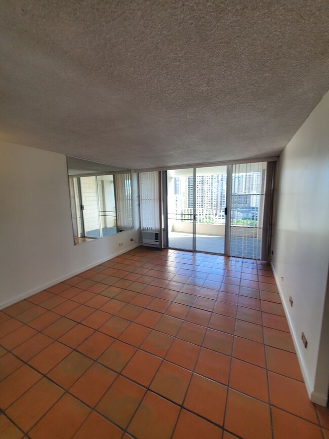 Building Photo - Spacious, pet friendly, Summer Palace unit...