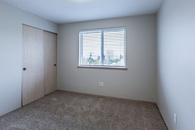 Building Photo - Wonderful Townhome in Browns Point with VI...