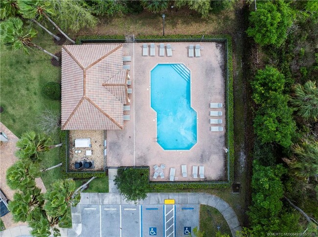 Building Photo - 691 SW Glen Crest Way