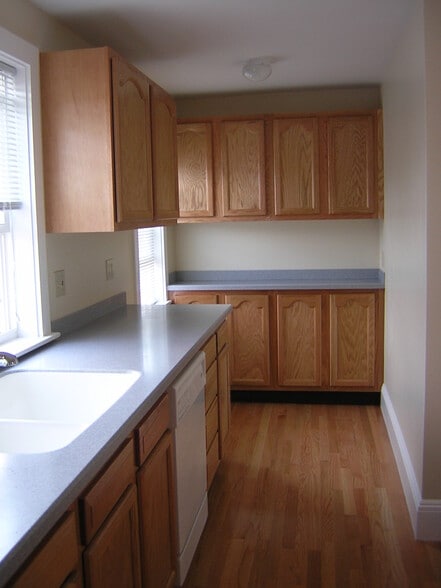 Building Photo - 55 University Ave