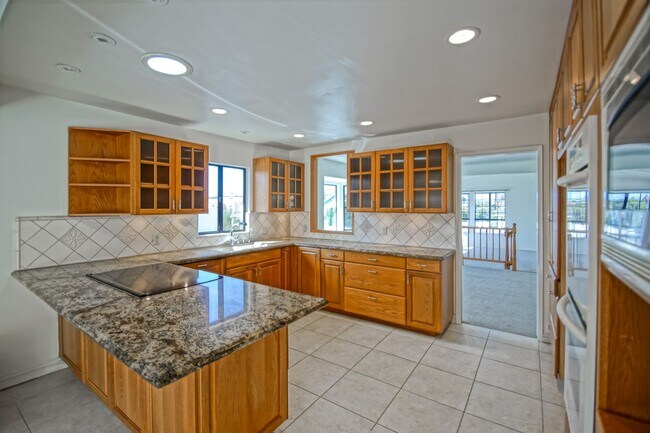 Building Photo - VERY BRIGHT & AIRY, 2050 SQ FT HOME W/ TON...