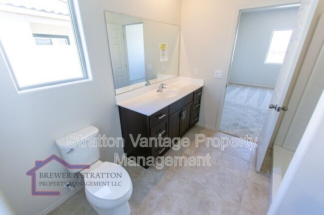 Building Photo - 18473 N Lakeside Dr