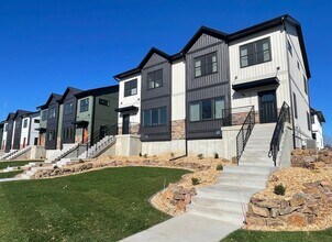 Building Photo - Brand New Luxury Townhomes: 3BR, 2.5 Bath Altoona WI