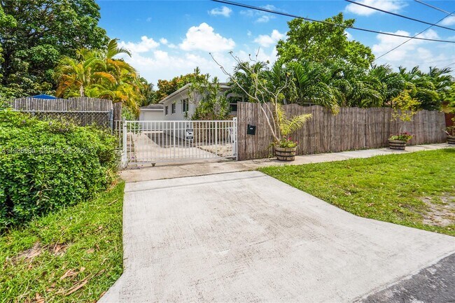 Building Photo - 113 SW 2nd St