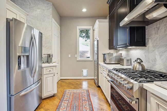 Building Photo - 3118 Sackett St