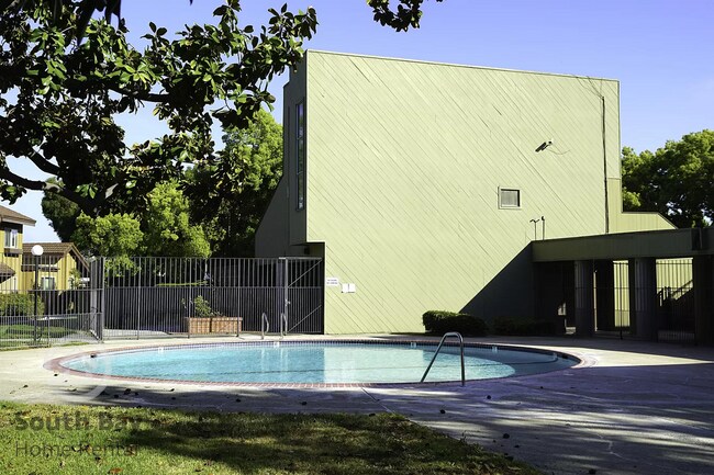 Building Photo - 3BD/1.5BA - Updated Townhouse with Modern ...