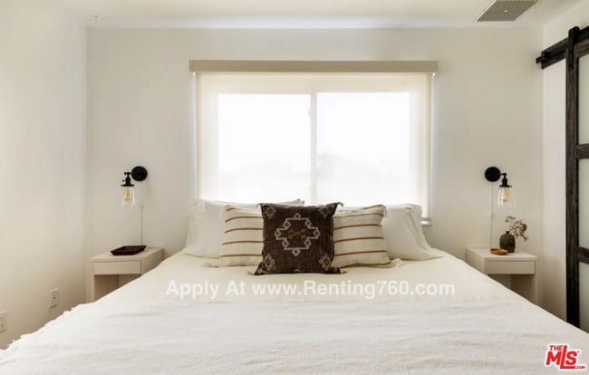 Building Photo - Updated 3 Bed 2 Bath Home on 2.5 Fenced In Acres with paid SOLAR PANELS!!