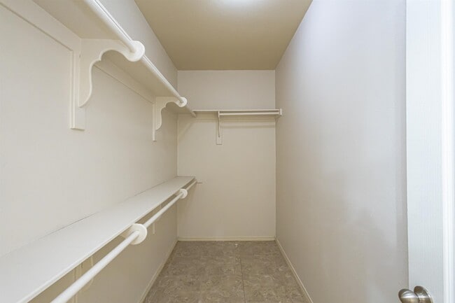 Building Photo - 618 Crackle Grove Dr