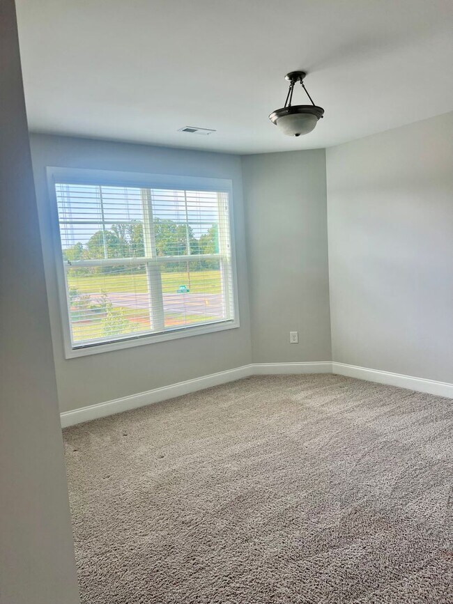 Building Photo - Stunning 4BR 3BA Home in Colfax