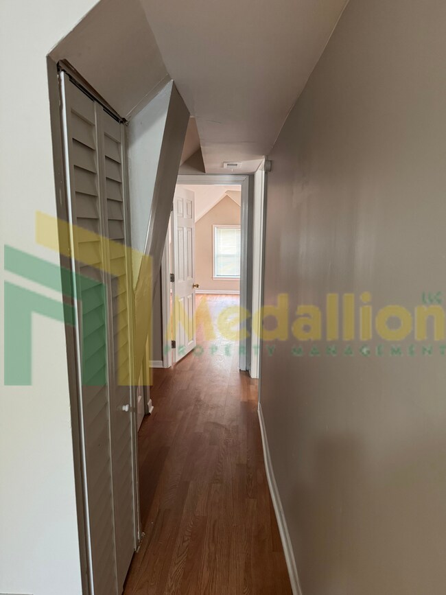 Building Photo - Charming Recently Updated Home 4-5 beds wi...