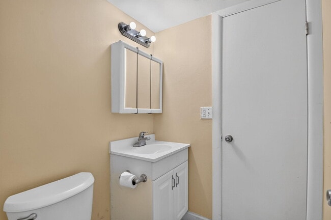 Building Photo - 1505 Crescent Cir