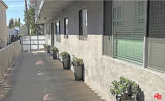 Building Photo - 866 Hilldale Ave