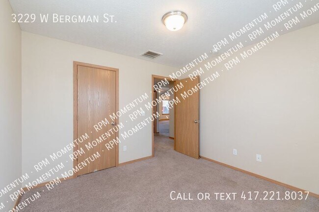 Building Photo - 3229 W Bergman St