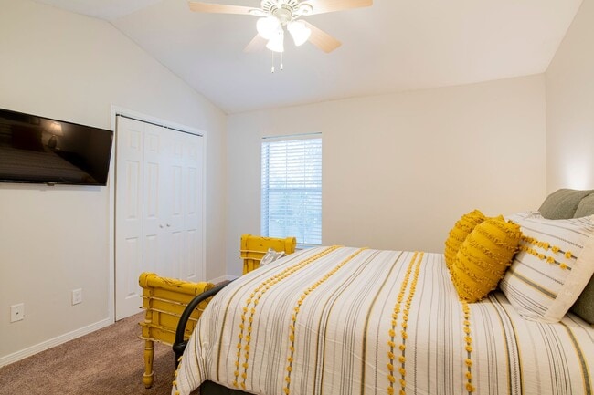 Building Photo - Conveniently Located Furnished Townhome in...