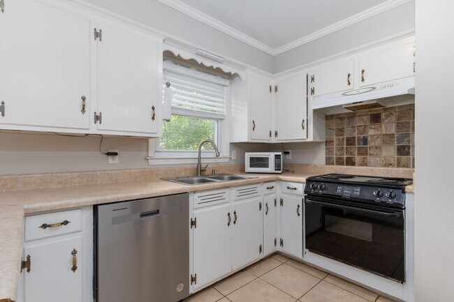Building Photo - Charming ranch - style home in an unbeatab...