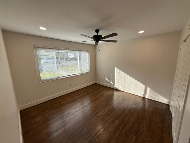 Living Room - 1865 Montclaire Ln
