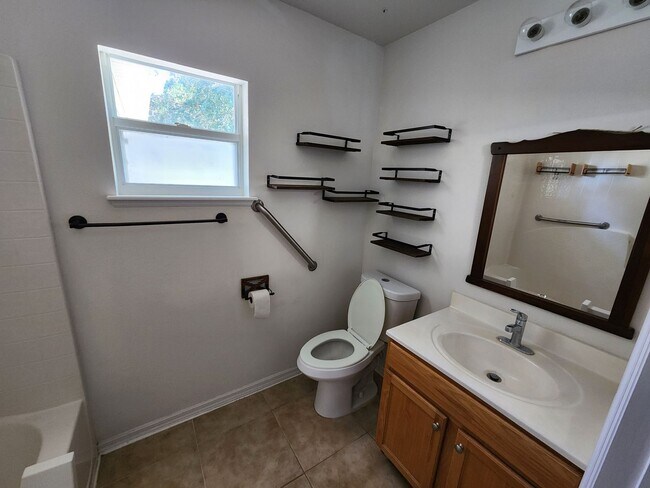 Building Photo - Spacious 4 Bedroom, 2 bath home