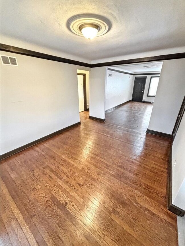 Building Photo - Charming 2-Bedroom Home with Garage and Co...