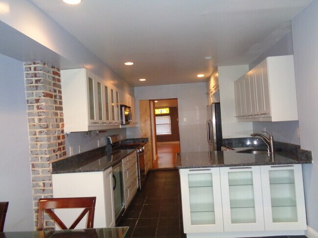 Building Photo - 2727 Hudson St