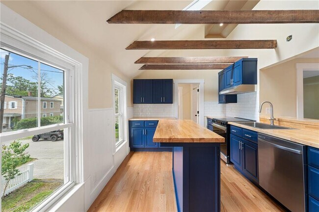 Building Photo - 32 Richmond St