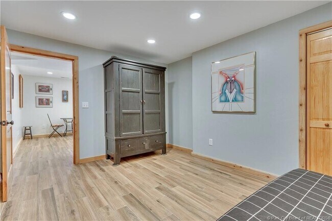 Building Photo - 430 Parkview Dr