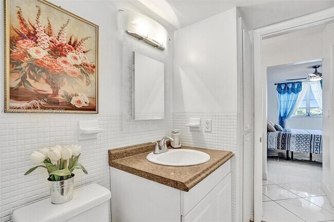 Building Photo - 2999 Point E Dr