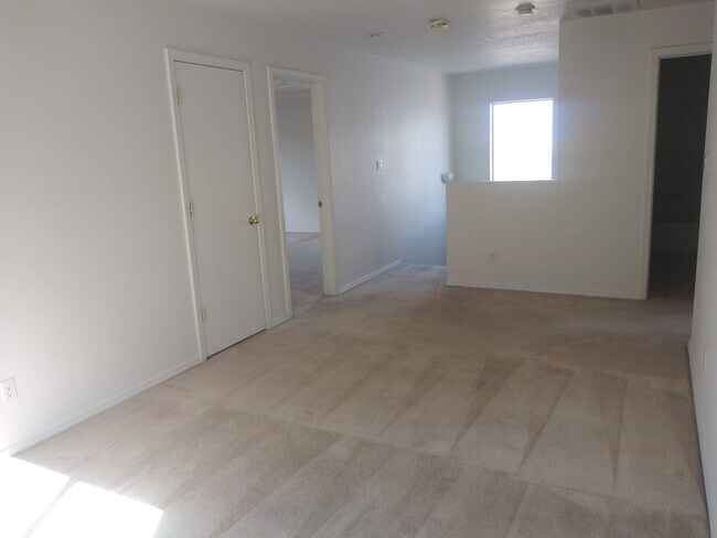Building Photo - 3BR, 2.5BA, 2CG