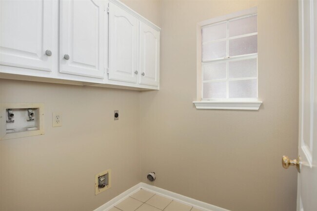 Building Photo - 15118 Greenleaf Ln