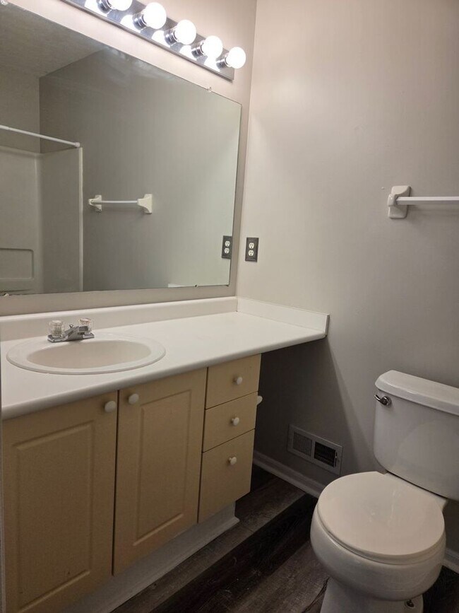Building Photo - 2 Bedroom Condo in Canal