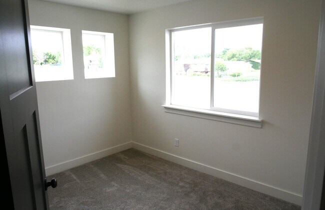 Building Photo - 421 E 200 N