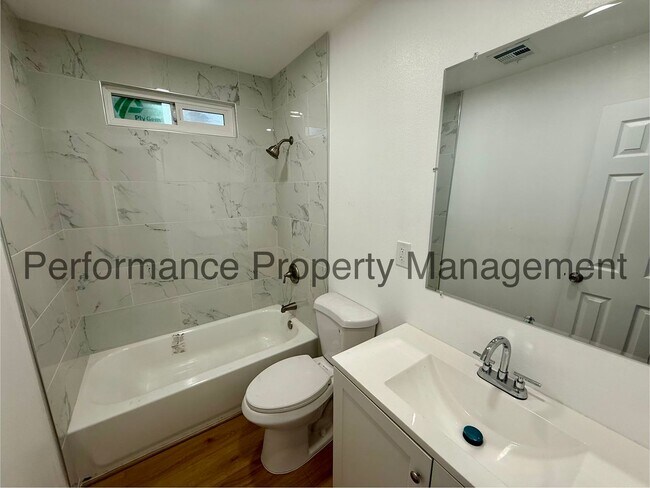 Building Photo - 3401 Squire Ln