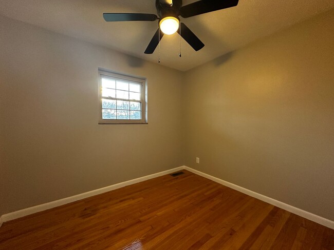 Building Photo - 3 bedroom/1.5 bath brick home for rent in ...