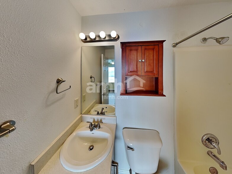 Building Photo - 117 E 1875 N