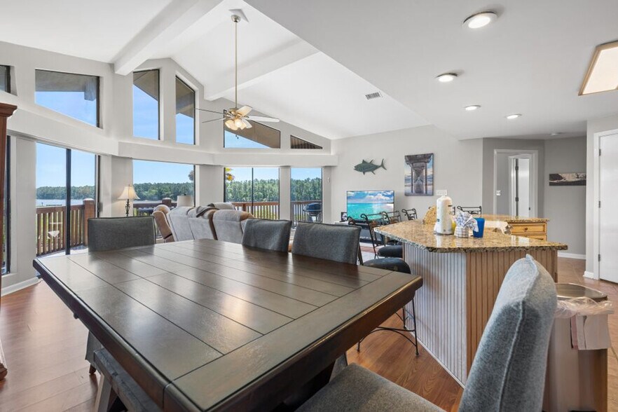 Building Photo - 3806 Spinnaker Dr