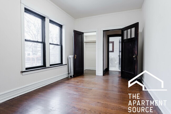 Building Photo - 2426 N Sawyer Ave