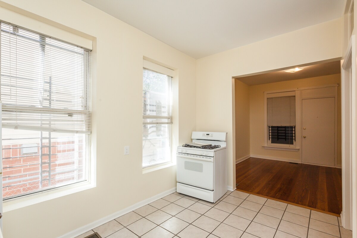 Building Photo - 1310 N Artesian Ave